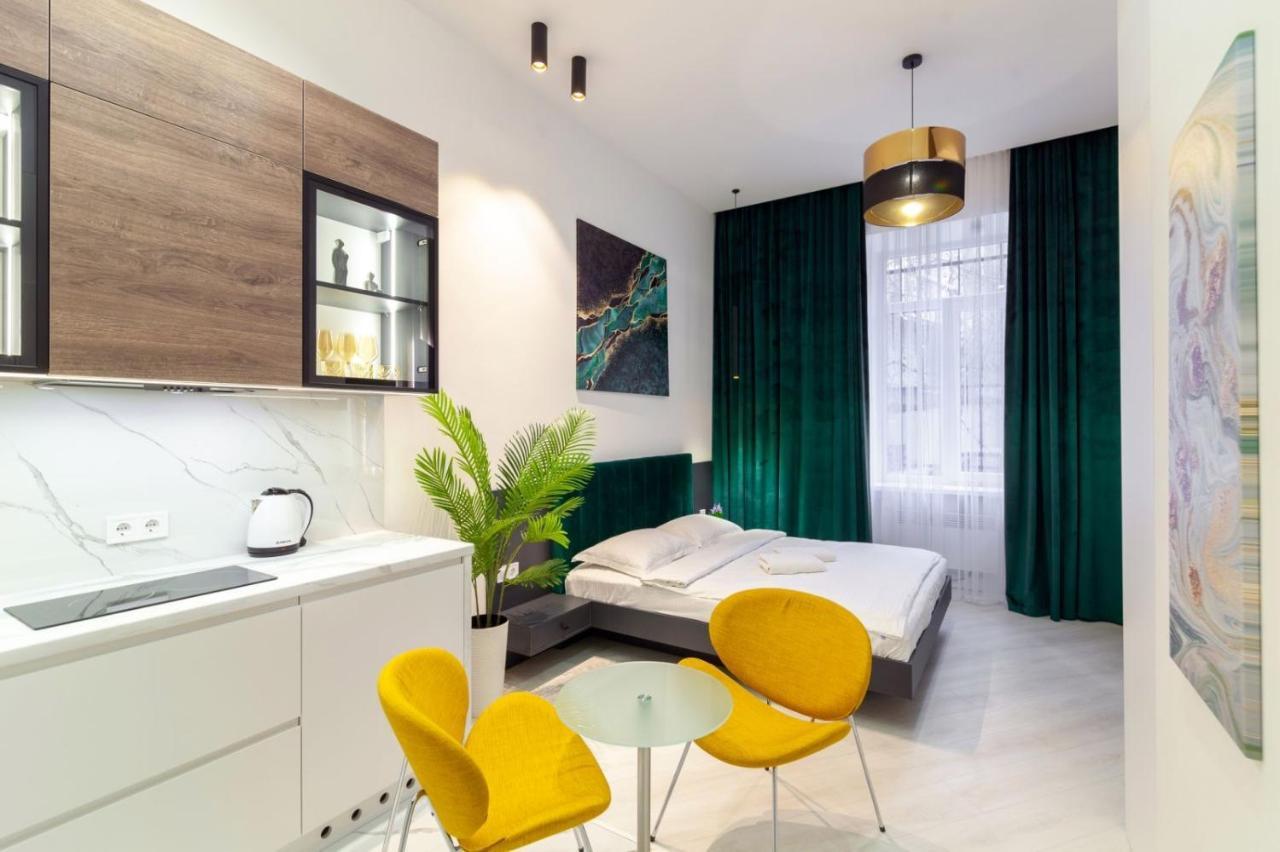 Зелені Апартаменти Біля Оперного Театру Flat In The City Center リヴィウ エクステリア 写真